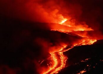 VIDEO/ Lumenjtë e llavës së Etnës trembin Siçilinë, reja vullkanike dhe tonelata hi pushtojnë Mesdheun! Pezullohen fluturimet, shikoni pamjet