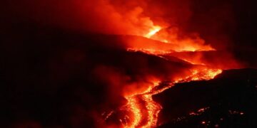 VIDEO/ Lumenjtë e llavës së Etnës trembin Siçilinë, reja vullkanike dhe tonelata hi pushtojnë Mesdheun! Pezullohen fluturimet, shikoni pamjet