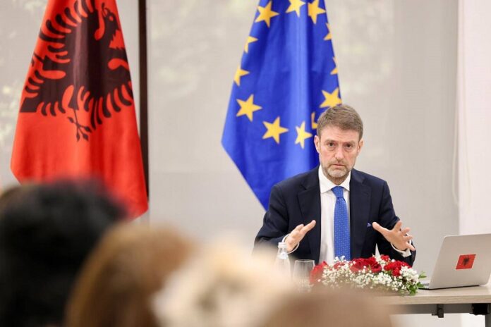 17 mijë tekste për diasporën  Hoxha zbulon planin për vitin e ri shkollor  Shpërndarja në 15 shtete të Europës  SHBA dhe Kanada