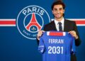 E kryer, Ferran Torres vishet si ‘sheik’! Kampioni i Botës prezantohet zyrtarisht me fanellën e kampionëve të PSG, 5 vite kontratë!
