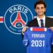E kryer, Ferran Torres vishet si ‘sheik’! Kampioni i Botës prezantohet zyrtarisht me fanellën e kampionëve të PSG, 5 vite kontratë!