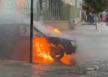 Flakët shkrumbojnë makinën në mes të Fierit, nuk ka të lënduar! Shkak dyshohet një shkëndijë elektrike
