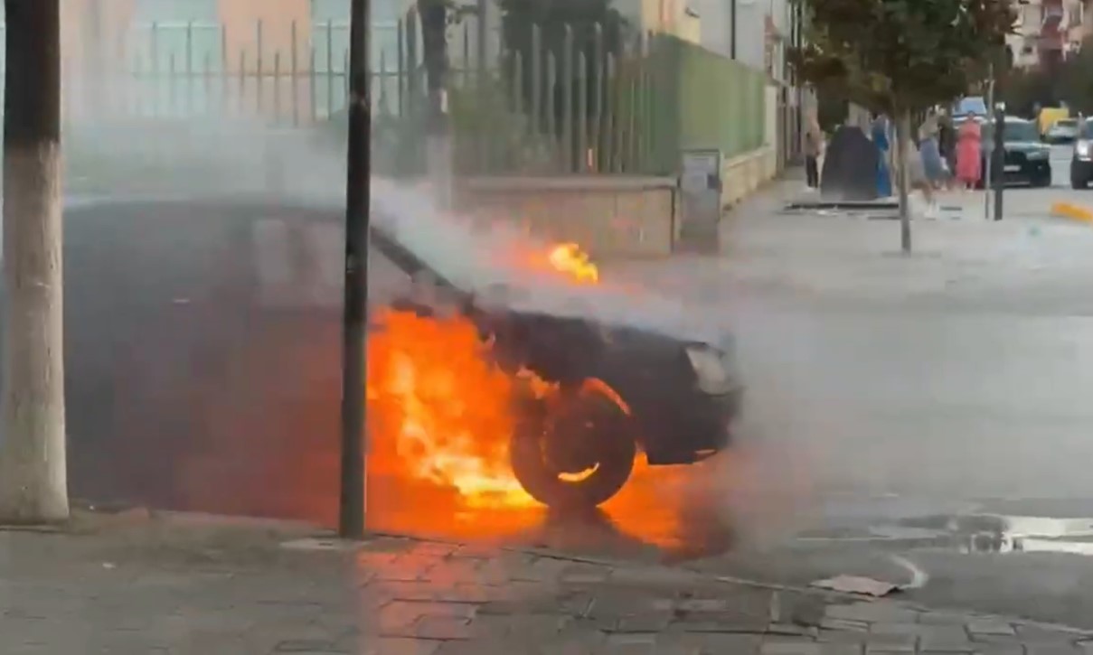 Flakët shkrumbojnë makinën në mes të Fierit  nuk ka të lënduar  Shkak dyshohet një shkëndijë elektrike