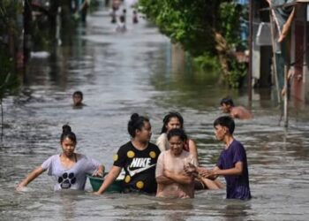 VIDEO/ Katastrofë natyrore në Filipine, të paktën 12 viktima dhe mbi 700 mijë të dëmtuar nga përmbytjet!