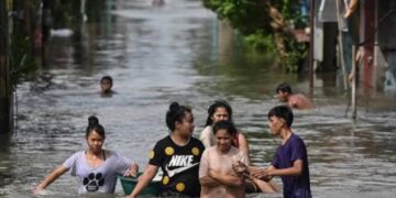 VIDEO/ Katastrofë natyrore në Filipine, të paktën 12 viktima dhe mbi 700 mijë të dëmtuar nga përmbytjet!