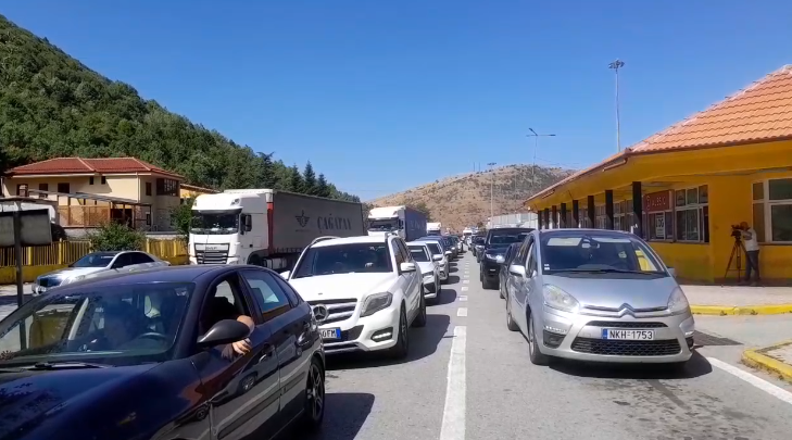 Fluks i madh në Kapshticë  mbi 30 mijë persona kalojnë kufirin në 4 ditë  emigrantët përballen me radhë të gjata