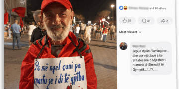 SHËNIM / “Lei Fengët” e protestës: Kur qytetari përdoret si rekuizitë për propagandë