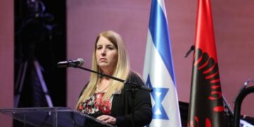 “Dëmton imazhin e Shqipërisë, aseti juaj më i mirë…”- Ambasadorja e Izraelit flet për protestat: Është një grup shumë i vogël që nuk i do hebrenjtë