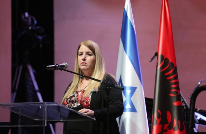 “Dëmton imazhin e Shqipërisë, aseti juaj më i mirë…”- Ambasadorja e Izraelit flet për protestat: Është një grup shumë i vogël që nuk i do hebrenjtë