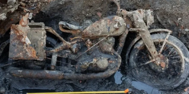 Tërheqja e lumit Danub, zbulohen eshtrat e 2 ushtarëve dhe një motoçikletë e Luftës së Dytë Botërore -
