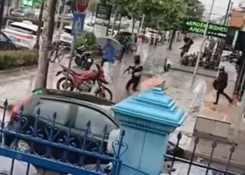 Nën kërcënimin e kallashnikovëve, grabitet argjendaria në Paskuqan, ja detajet e para