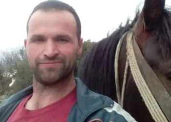 Tragjedia në Rrashbull, babai i 3 fëmijëve u përplas nga makina dhe u la për më shumë se 4 orë në rrugë, shoferi u largua