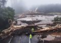VIDEO/ Katastrofë natyrore në Hawaii, stuhia “Lala” shemb rrugë dhe ura! Bie një metër shi, 120 mijë banorë pa energji, shikoni pamjet