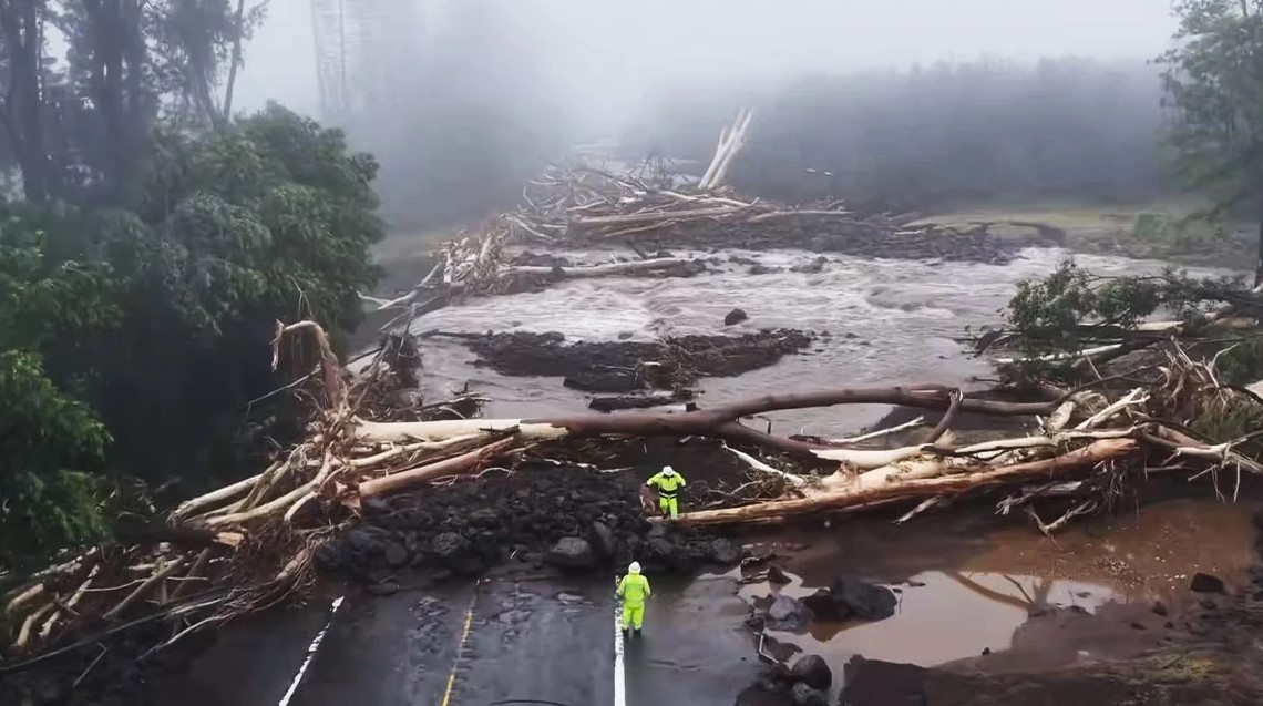 VIDEO  Katastrofë natyrore në Hawaii  stuhia  Lala  shemb rrugë dhe ura  Bie një metër shi  120 mijë banorë pa energji  shikoni pamjet