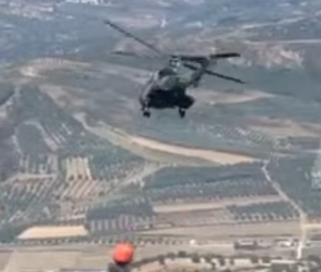 Zjarri në Mallakastër ende i rrezikshëm  ushtria ndërhyn përsëri me helikopter nga ajri për të shuar flakët 