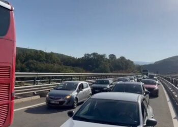 Radhë kilometrike në Rrugën e Kombit, trafiku rëndohet pranë Rrëshenit