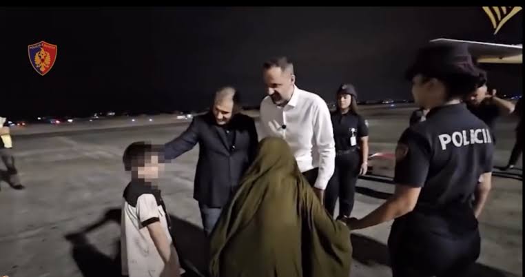 Riatdhesimi i 5 shqiptarëve nga Siria  dalin pamjet nga Rinasi  Lamallari  Vijojmë punën për  