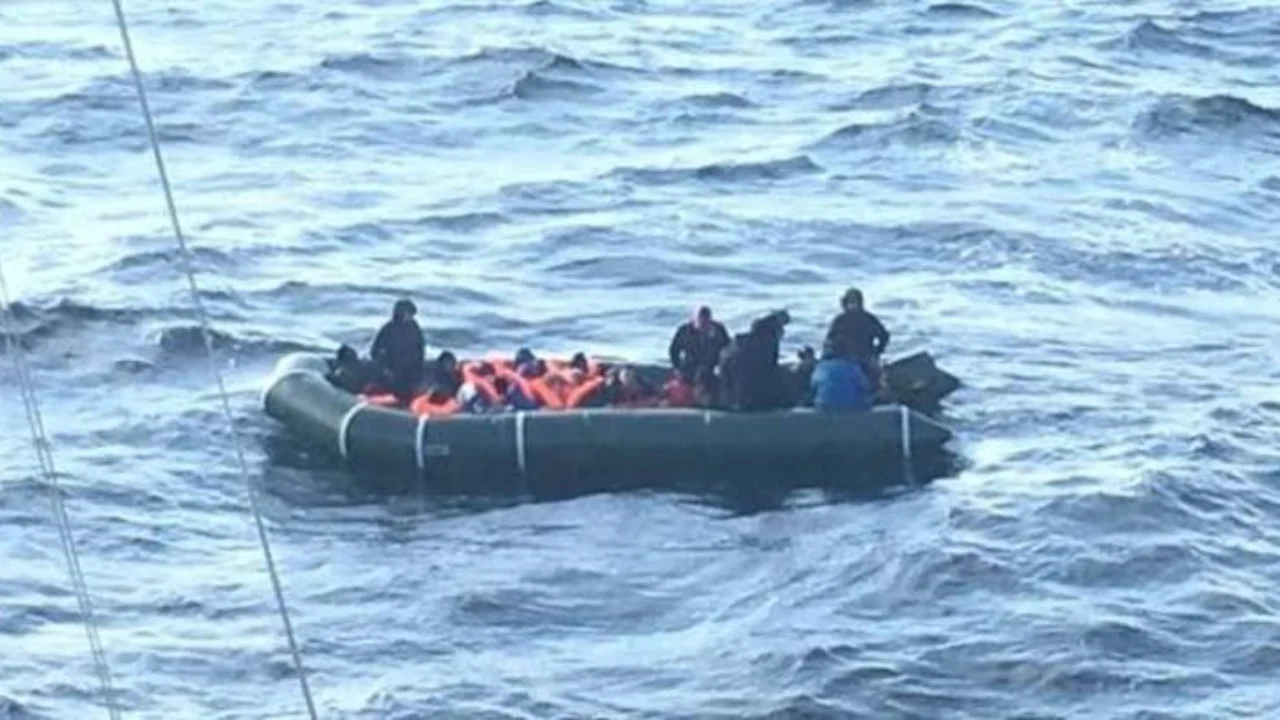 Britanikët ndryshojnë qëndrim  Rritet kërkesa për konfrontim me Francën  sondazhi zbulon ndarjen e fortë politike