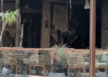Pas zjarrit në hotel, operatorët turistikë në Vlorë hapin dyert për pushuesit: Akomodim falas dhe ndihmë për të dëmtuarit