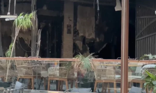 Pas zjarrit në hotel  operatorët turistikë në Vlorë hapin dyert për pushuesit  Akomodim falas dhe ndihmë për të dëmtuarit