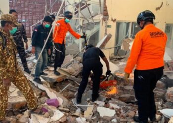 VIDEO/ Bota nuk gjen qetësi, një tërmet 7,7 ballë godet edhe Indonezinë! Dhjetëra të vdekur dhe shumë të plagosur! Pamjet e tmerrit!