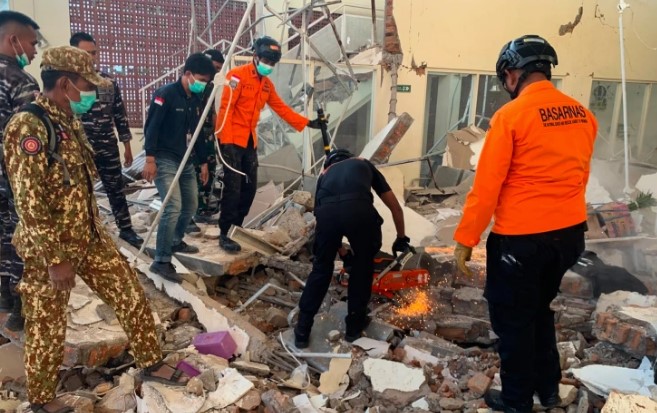 VIDEO/ Bota nuk gjen qetësi, një tërmet 7,7 ballë godet edhe Indonezinë! Dhjetëra të vdekur dhe shumë të plagosur! Pamjet e tmerrit!