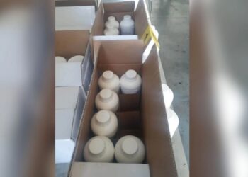 FOTO/ Po hynin ilegalisht në Shqipëri, kapen 80 litra insekticide në Portin e Durrësit! Ngarkesa pa dokumentacion në një furgon dhe…