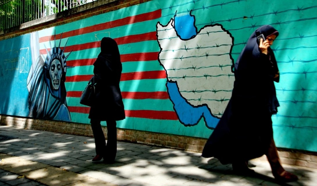 Bloomberg  Lufta e brendshme midis pragmatistëve dhe fanatikëve shpërthen në Iran  ndërsa Khamenei mbetet i padukshëm 
