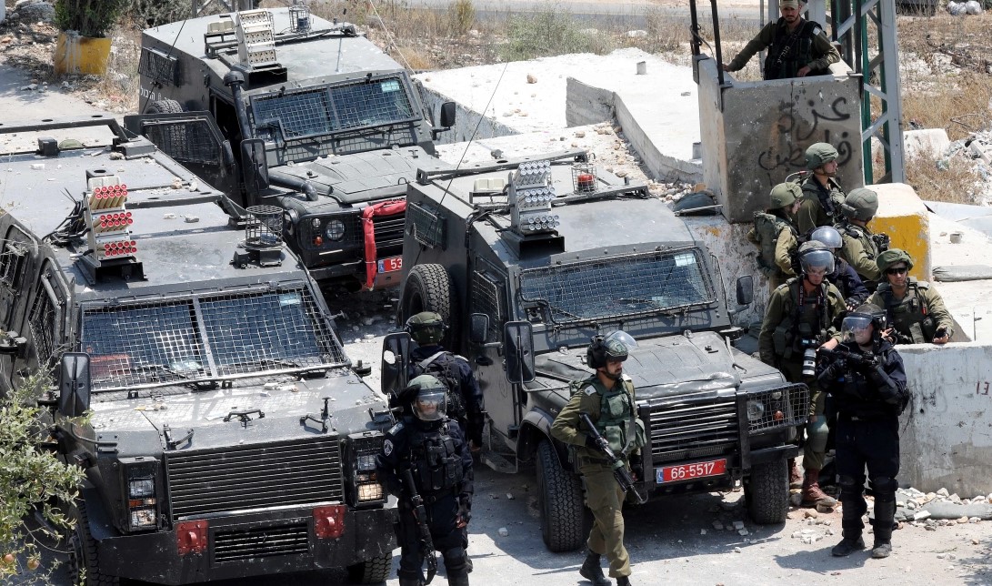 Kolonët izraelitë rrethojnë shtëpitë palestineze në Bregun Perëndimor  reagon IDF