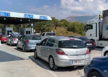 Kthimi i emigrantëve rrit lëvizjet në kufi, mbi 10 mijë shtetas kalojnë kufirin e Kakavijës në 24 orë