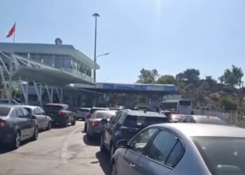 FOTO/ Fundjava rrit fluksin e hyrje-daljeve në Kakavijë, 10 mijë persona në 24 orët e fundit! Një pjesë e tyre turistë të huaj, radhë në kufi