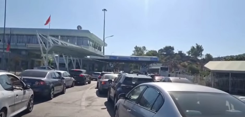 FOTO  Fundjava rrit fluksin e hyrje daljeve në Kakavijë  10 mijë persona në 24 orët e fundit  Një pjesë e tyre turistë të huaj  radhë në kufi