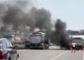 VIDEO/ Kamioni shpërthen në flakë gjatë ecjes pranë Laçit, tymi i zi mbulon zonën dhe rëndon trafikun!