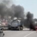 VIDEO/ Kamioni shpërthen në flakë gjatë ecjes pranë Laçit, tymi i zi mbulon zonën dhe rëndon trafikun!
