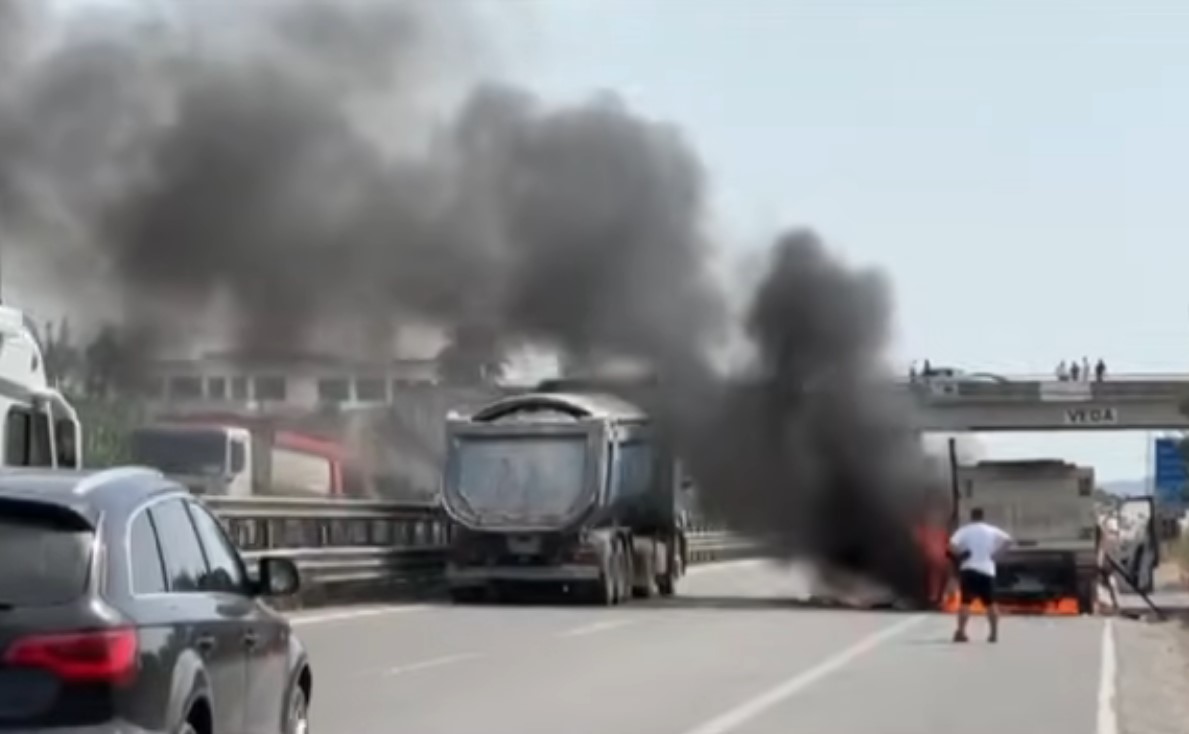VIDEO  Kamioni shpërthen në flakë gjatë ecjes pranë Laçit  tymi i zi mbulon zonën dhe rëndon trafikun 