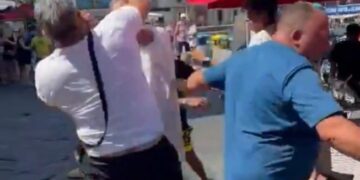 VIDEO/ Përleshje e dhunshme mes turistëve në Capri të Italisë, grushte, shkelma dhe karrige kokës! Shikoni pamjet e sherrit
