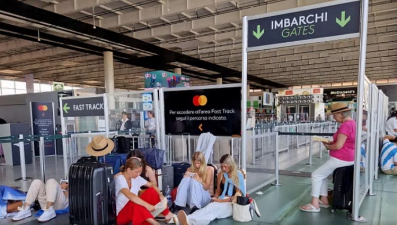 Vullkani Etna vijon të nxjerrë lumenj llave dhe tonelata hi  mbetet i mbyllur aeroporti i Catania  rreth 700 fluturime të anuluara