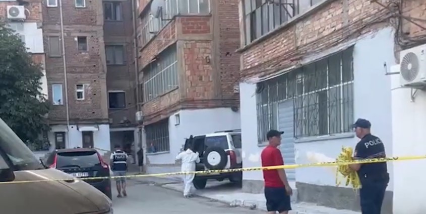 EMRI  Zbulohet identiteti i autorit të vrasjes së ushtarakut  E ndoqi dhe e qëlloi shokun me tek plumb  Kallashnikovi  nga pas shpine  ende në kërkim
