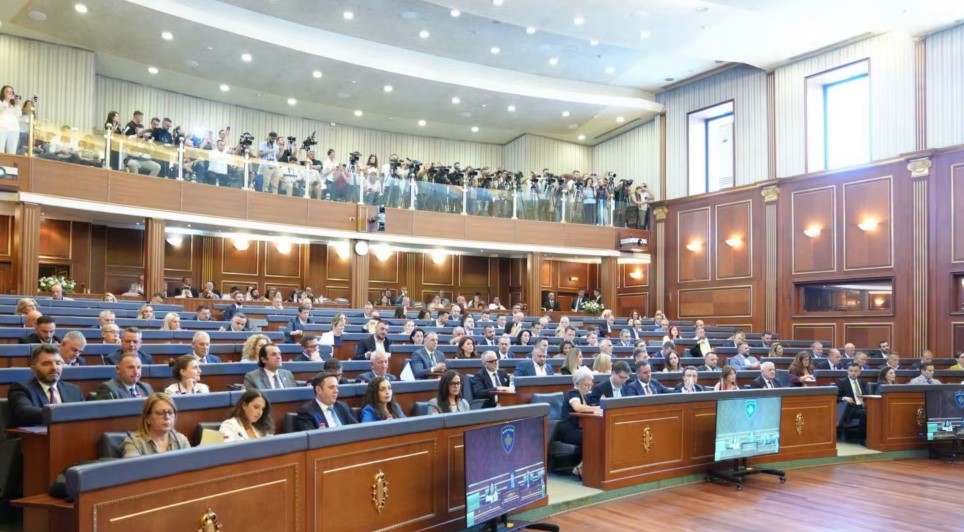 Nuk ka  tym të bardhë  në Kosovë  konstituimi i Kuvendit shtyhet për nesër  shkelet dhe Kushtetuta 
