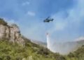 Rikthehet alarmi nga zjarret në Krujë, flakët u afrohen shtëpive! Nis evakuimi i banorëve në lagjen “Abaze”, ndërhyrje me helikopter