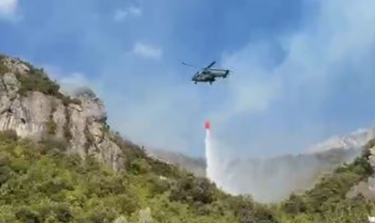 Rikthehet alarmi nga zjarret në Krujë  flakët u afrohen shtëpive  Nis evakuimi i banorëve në lagjen  Abaze   ndërhyrje me helikopter