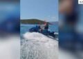 Rrezikoi jetën e pushuesve te plazhi i ‘Tre ishujve’ në Ksamil, Policia bllokon mjetin “Jet Ski” dhe gjobit pronarin me 500 mijë lekë!