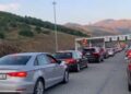 Shqipëria dhe bregdeti mbeten të preferuara të trevave e diasporës edhe gjatë muajit gusht, fluks i lartë mjetesh në Morinë! Po punohet…