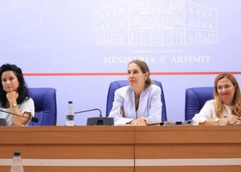 Viti i ri shkollor/ Kumbaro mbledh drejtuesit e arsimit parauniversitar, risi shtrirja e programit “Pas Shkolle” në mbi 400 institucione arsimore