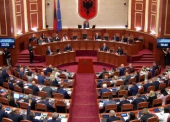 “Sheikët” e Parlamentit, 700 mijë euro për deputetët në korrik! Dieta, rimbursime, telefona, naftë e qira! Peleshi dhe Bardhi ‘kampionë’…