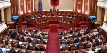 “Sheikët” e Parlamentit, 700 mijë euro për deputetët në korrik! Dieta, rimbursime, telefona, naftë e qira! Peleshi dhe Bardhi ‘kampionë’…