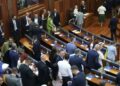 Kosovë, deputetët e PDK mblidhen në Kuvend, LDK dhe AAK thirrje Kurtit që të thërrasë sonte seancën e konstituimit e të mos shkelë Kushtetutën
