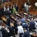 Kosovë, deputetët e PDK mblidhen në Kuvend, LDK dhe AAK thirrje Kurtit që të thërrasë sonte seancën e konstituimit e të mos shkelë Kushtetutën