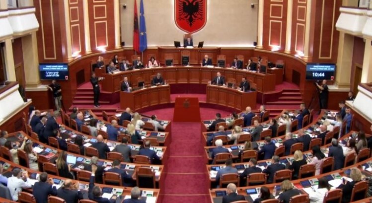  Sheikët  e Parlamentit  700 mijë euro për deputetët në korrik  Dieta  rimbursime  telefona  naftë e qira  Peleshi dhe Bardhi  kampionë   s mungojnë as çuditë
