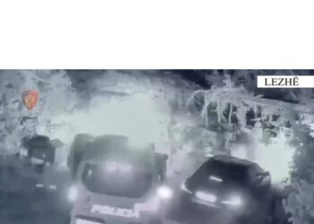 Ndjekje si nëpër filma, 41-vjeçari kapet me pistoletë të mbushur dhe makinë të blinduar! Policia ia sekuestron dhe e arreston